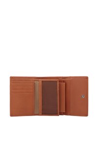Portefeuille tri-fold en cuir marron ouvert montrant plusieurs emplacements pour cartes et une fenêtre d'identité transparente sur fond blanc.