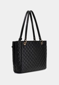Borsa tote nera trapuntata con forma strutturata, materiale sintetico testurizzato, doppio manico, accessori in tono oro e dettaglio del motivo embossato.
