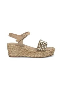 Beige Keilsandalette mit einem Knöchelriemen, ausgestattet mit einer gewebten Jutesohle und einem dekorativen, mit Schmucksteinen besetzten Obermaterial für zusätzliche Details.