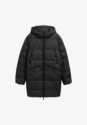 Musthave musta puffer-jakk, millel on peur, ees lukk, kaks lukuga rinnataskut ja kaks suurt klapiga taskut. Tikkimisstruktuuri disain.