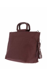 Braune, strukturierte Handtasche mit abgerundeten, dunkelbraunen Kunststoffgriffen und einem Stoff-Seitengurt mit weißem Text.