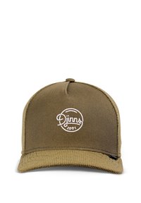 Gorra de béisbol caqui con un logotipo blanco bordado, diseño estructurado, visera plana y un acabado de tela texturizada. Presenta un logotipo con acentos circulares.