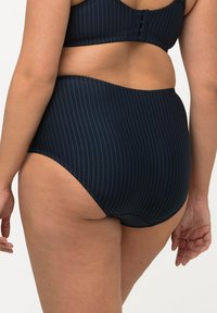 Marineblauwe hooggenote bikini onderkant met dunne verticale witte strepen, gemaakt van rekbare stof, met een gladde tailleband en gestikte randen.