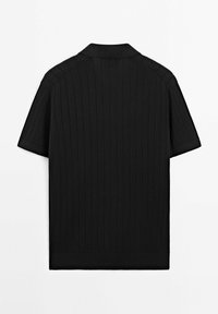 Mustapaitainen lyhythihainen polo, jossa on pystysuunnassa ribattu pinta, pehmeä kangas ja klassinen kaulustyyli. Yksinkertainen ja istuva malli.