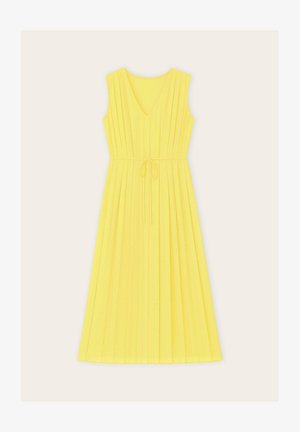 Ujjatlan sárga ruha V-nyakkivágással, függőleges ráncokkal és vékony kötővel a deréknál, semleges háttéren bemutatva.