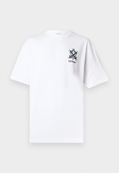 T-shirt bianca a maniche corte con un piccolo stemma colorato e la scritta "Off-White" sul petto, lato sinistro in alto.
