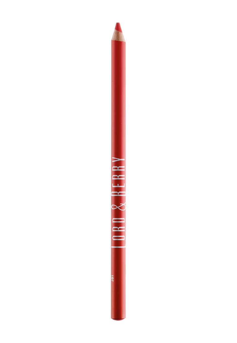 Crayon à lèvres rouge avec une finition mate, arborant un logo et un texte blancs. La pointe est taillée, indiquant que le produit est prêt à être utilisé.