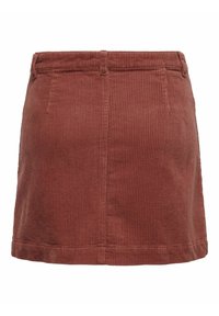 Falda de pana color óxido con un diseño texturizado acanalado. Cuenta con una cinturilla y cuatro bolsillos. La falda tiene un corte recto y un dobladillo por encima de la rodilla.