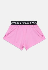 Ροζ αθλητικά σορτς με φαρδύ μαύρο λάστιχο που έχει λευκή επωνυμία "NIKE PRO", τοποθετημένα σε απλό λευκό φόντο.