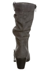 Bota de cuero gris hasta la rodilla con textura fruncida, cierre lateral con cremallera y tacón apilado. Presenta costuras visibles y un forro interior suave.