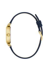 Montre-bracelet dorée avec un boîtier rond, un bracelet en cuir texturé bleu marine et des accents en finition dorée. Caractérisée par un design simple et classique.