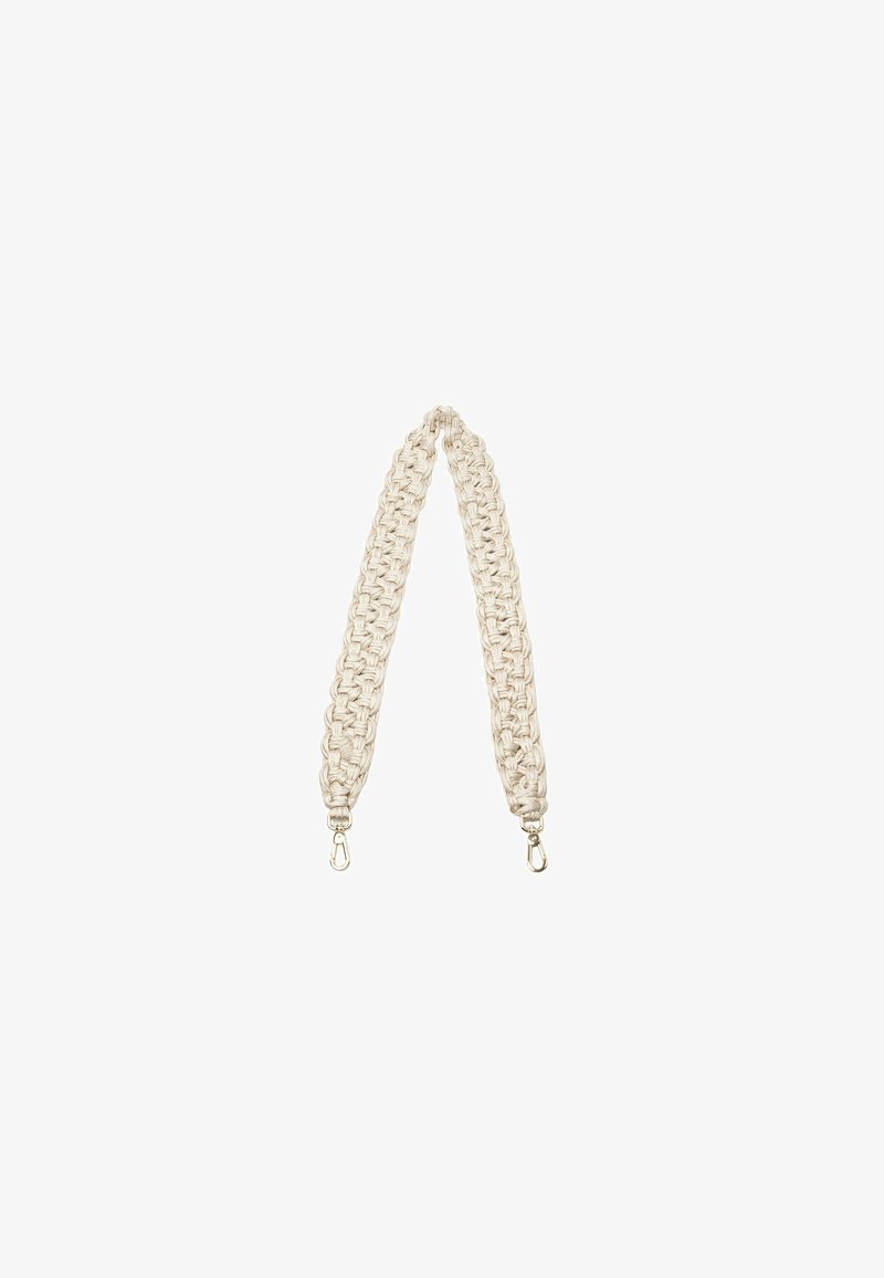 Gevlochten stoffen schouderriem in crème kleur met zilveren metalen clips aan elk uiteinde. Heeft een textuurpatroon voor duurzaamheid.