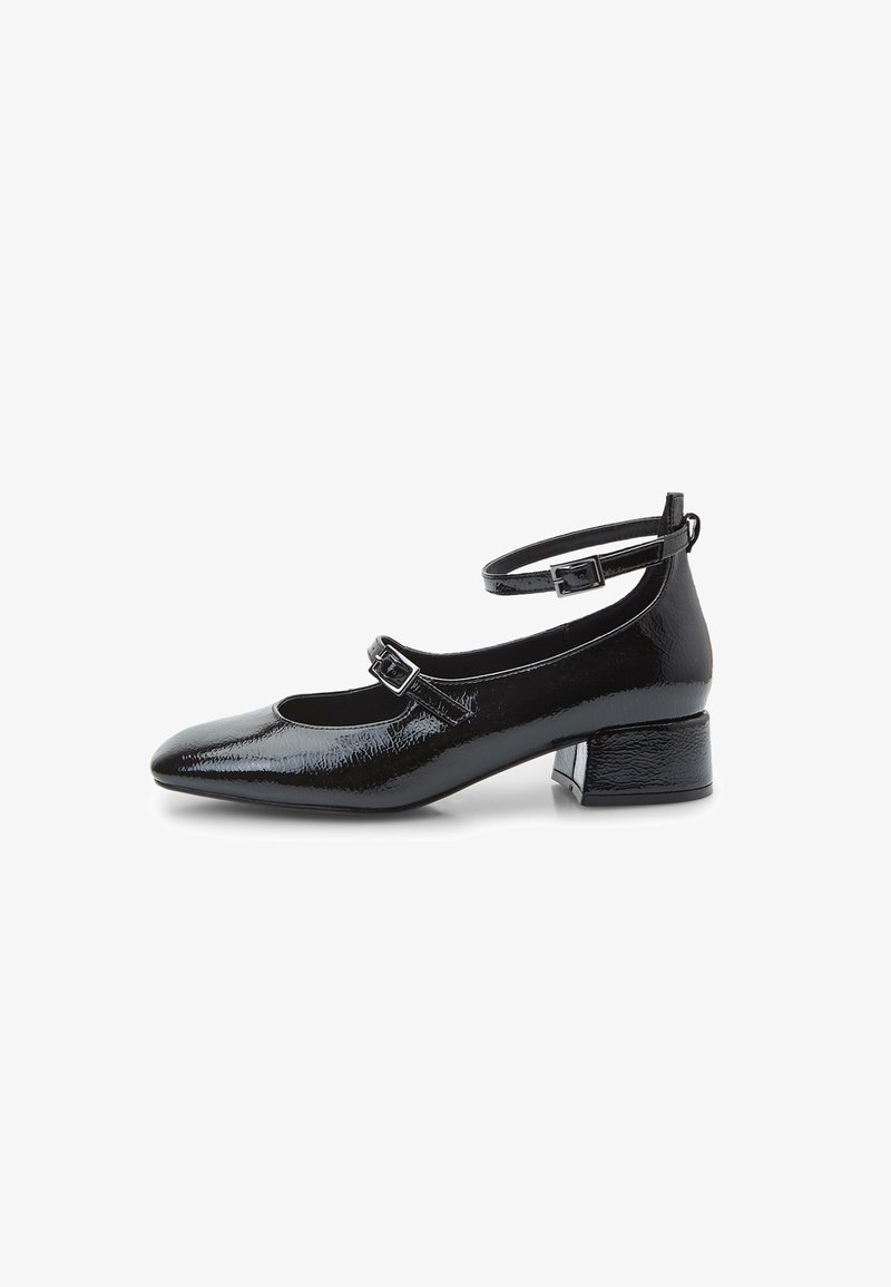 Chaussure à talon bas en cuir verni noir avec bout pointu, deux fines lanières à boucles traversant le pied et la cheville.