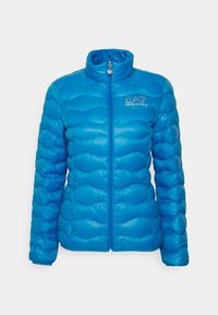 Niebieska pikowana kurtka puchowa z wysokim kołnierzem, zamkiem błyskawicznym i falistym przeszyciem. Logo na piersi, gładka, błyszcząca faktura.