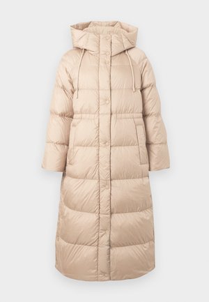 Beige παλτό puffer με κουκούλα, που διαθέτει σχεδιασμό με ραφές, μπροστινά κουμπιά και πλευρικές τσέπες. Κατασκευασμένο από απαλό, ελαφρύ υλικό.