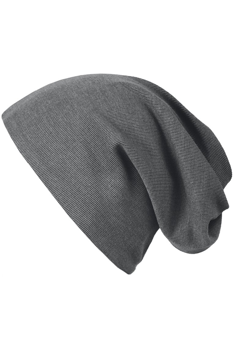 Căciulă gri din material moale și elastic, cu un design lejer. Prezintă o textură fină cu nervuri și o formă ușor asimetrică.