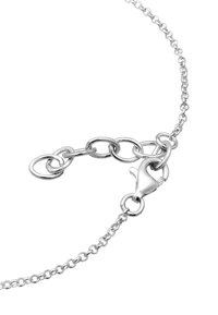 Sølv metal kædearmbånd med en krabbe-lås, ovale led og en struktureret overflade, der fremhæver dens skinnende, polerede udseende.