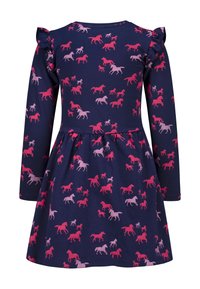 Langärmliges Kleid aus dunkelblauem Stoff mit einem wiederholten Muster von rosa und hellrosa Pferden. Geraffte Taille und Rüsche an den Schultern.