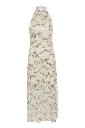Sukienka wieczorowa na halter w jasnym odcieniu kremowym z falistym wzorem z srebrnych cekinów. Midi długości, dopasowana sylwetka i gładka tekstura.