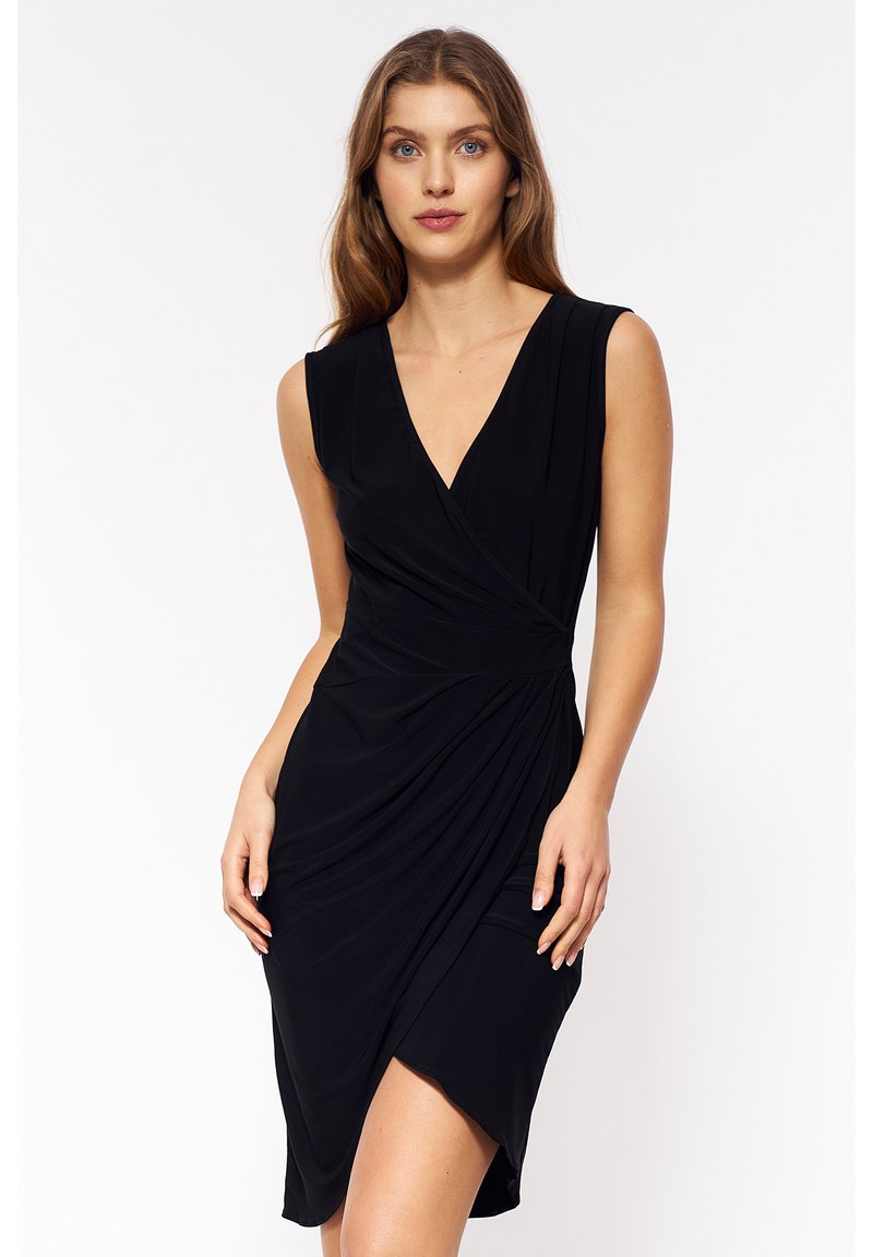 Czarna sukienka o dopasowanym kroju, z głębokim dekoltem w kształcie V, bez rękawów, z drapowanym materiałem i asymetrycznym wykończeniem. Gładka faktura i przylegający fason.