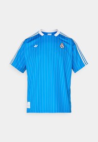 Blå kortermet sportsskjorte med hvite tynne striper, hvit krage, Adidas-logo på høyre bryst og Real Madrid-emblem på venstre bryst.