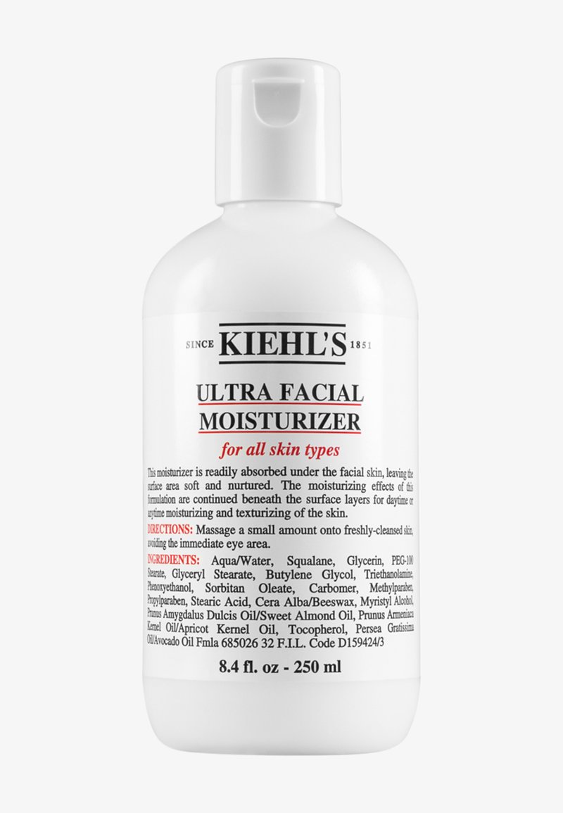 Il Moisturizer Ultra Facial di Kiehl’s in una bottiglia di plastica bianca, con un tappo a scorrimento, testo nero e rosso, e una capacità di 8.4 fl oz (250 ml).