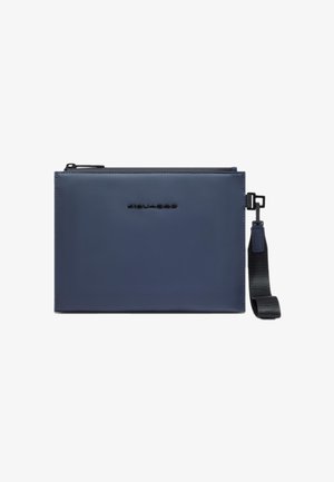 Pochette rettangolare in pelle blu navy con chiusura a zip, logo impresso al centro e tracolla staccabile con finitura testurizzata.