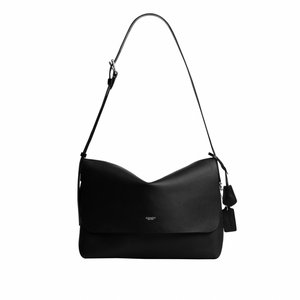 Zwarte leren schoudertas met verstelbare riem, klep sluiting en twee hangtags aan de rechterkant.