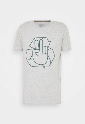 Jasnoszara bawełniana koszulka z ciemnozielonym nadrukiem ręki pokazującej znak pokoju w środku symbolu recyklingu.