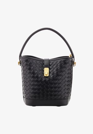 Sort vævet læderhåndtaske med rund form, topgreb, guldhardware og en sikker lukning. Tekstur overflade med synlige detaljer.