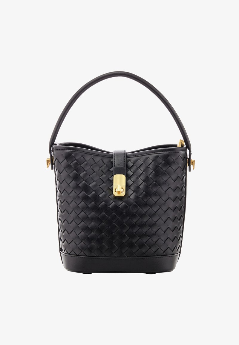 Sort vævet læderhåndtaske med rund form, topgreb, guldhardware og en sikker lukning. Tekstur overflade med synlige detaljer.