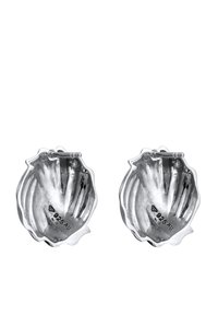 Boucles d'oreilles en argent en forme de coquillage, avec une surface texturée, arborant un design ouvert et marquées "925" pour l'authenticité de l'argent sterling.