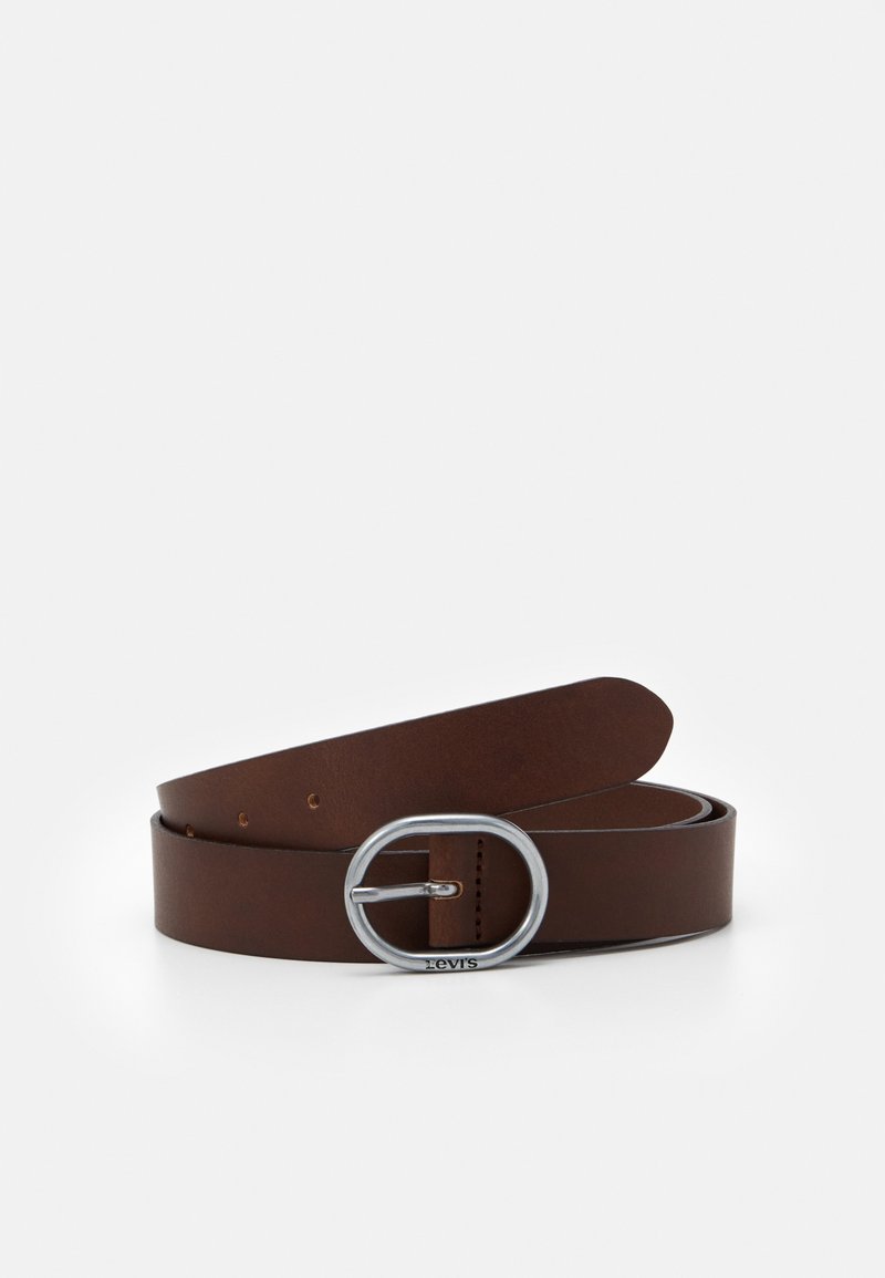 Ceinture en cuir marron roulée avec une boucle ovale en métal argenté centrée sur fond blanc.