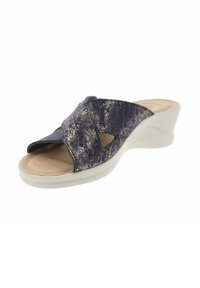 Sandalia de cuña de imitación de cuero en color navy con punta abierta y correas cruzadas, superficie texturizada y plantilla acolchada. Tacón de cuña blanca.