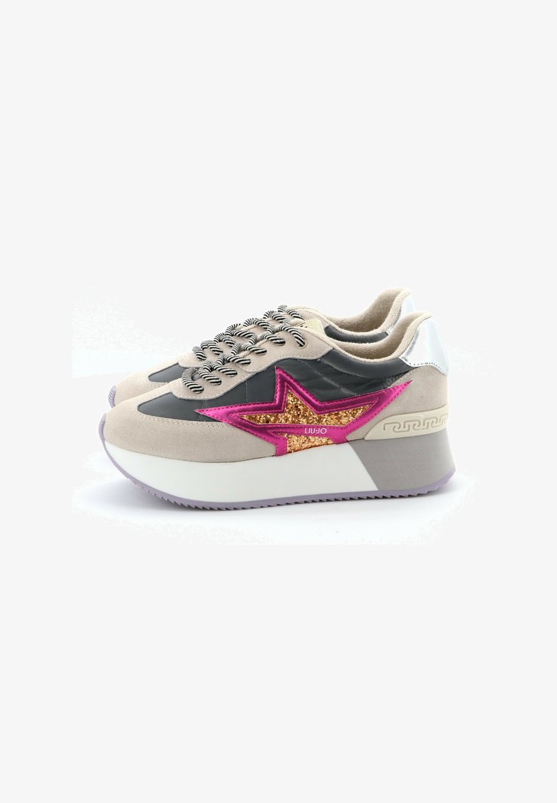 Beige en zwarte platformsneakers met een roze glitterster detail, textuur-suède en contrasterende metallic accenten op de hak en veters.