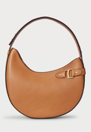 Ruskea nahkainen hobo-laukku, jossa on kaareva muoto, säädettävä olkahihna ja kultaiset yksityiskohdat. Erityispiirteenä on sileä, matta pinta.