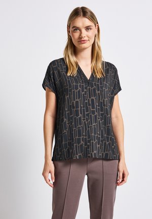 Donker v-hals blouse met korte mouwen, voorzien van een geometrisch patroon in grijstinten. Zacht materiaal, losse pasvorm en een fijne textuur.