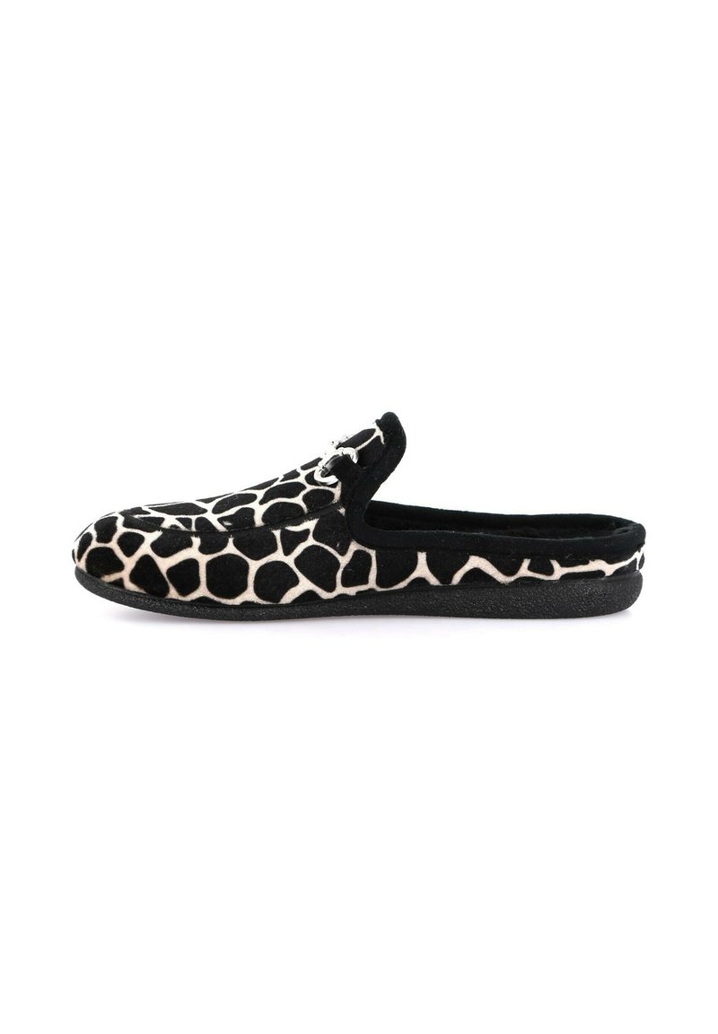 Pantofole slip-on nere e crema con motivo a giraffa, texture morbida, forma arrotondata e suola piatta in gomma. Nessuna ferramenta visibile.