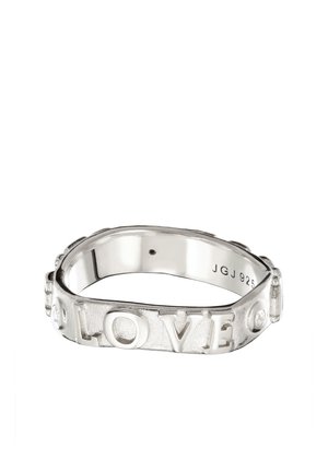 Silberner Ring mit erhabenen Buchstaben, die "LOVE" buchstabieren, und kleinen diamantähnlichen Steinen auf einem strukturierten Band, innen mit JGJ 925 markiert.