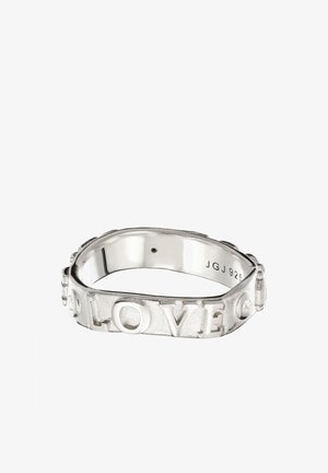 Silberner Ring mit erhabenen Buchstaben, die "LOVE" buchstabieren, und kleinen diamantähnlichen Steinen auf einem strukturierten Band, innen mit JGJ 925 markiert.