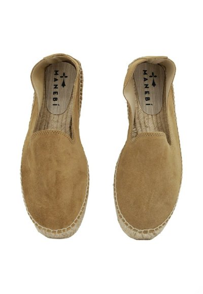 Espadrillas in suede color tan con design slip-on, suola in jute intrecciato e interno testurizzato con il nome del brand stampato all'interno.