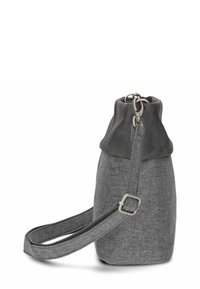 Graue Stofftasche mit strukturiertem Körper, glattem schwarzen Oberteil, verstellbarem Riemen und einem silbernen Hardware-Verschluss. Rundliche Form mit einer gerafften Verschlussöffnung.