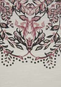 Textil con un diseño floral y animal en tonos de rosa apagado, negro y blanco, con detalles intrincados y una textura suave.