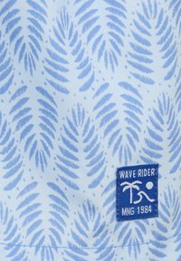 Světle modrá látka s vzorem listů v tmavě modré barvě. Obsahuje obdélníkovou štítku s nápisem "WAVE RIDER" a logem v bílé barvě.