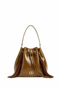 Borsa a secchiello in pelle marrone con chiusura a coulisse, rifinita con frange sui lati. Presenta un logo circolare dorato e dettagli di cucitura.