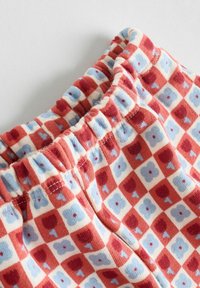 Baumwollshorts mit einem wiederholenden karierten Muster in Rot, Weiß und Hellblau sowie Blumenmotiven, weicher Textur und elastischem Bund.