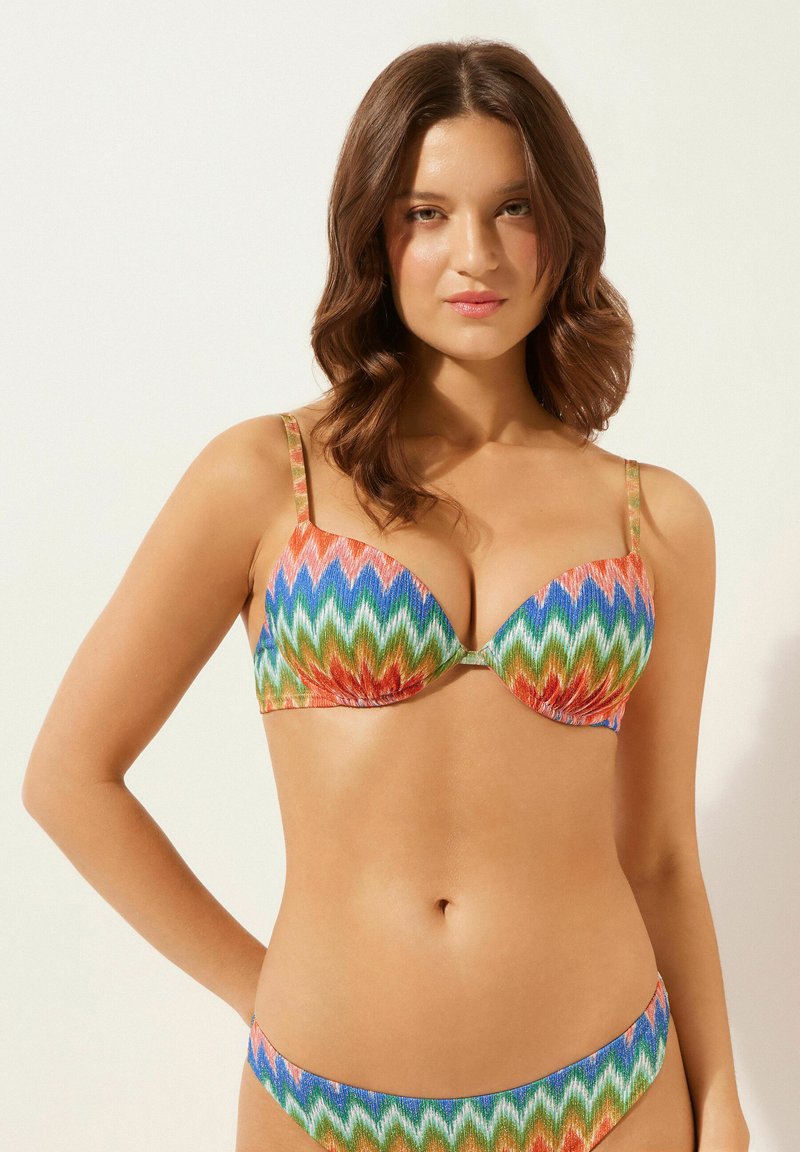Buntgestreiftes Bikini-Set mit einem Zickzackmuster in leuchtenden Rottönen, Blau, Orange und Grün. Weicher Stoff mit verstellbaren Trägern.