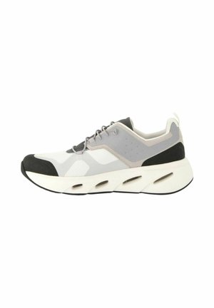 Buty sportowe z lekką siateczką w kolorze białym i szarym, z czarnymi akcentami, grubą białą podeszwą i perforowanymi detalami.