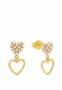 Orecchini a forma di cuore in oro con un grappolo di piccole perle in cima e un cuore aperto pendente sotto. Il design è delicato e decorativo.