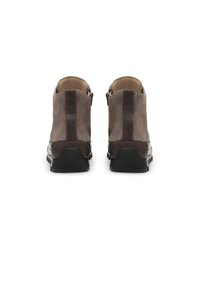 Stivaletti in suede marrone con tacco scuro a contrasto, chiusura con cerniera posteriore e suole in gomma texturizzata. Fodera interna liscia.